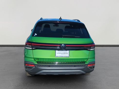 New 2026 Volkswagen Taos SE image 4