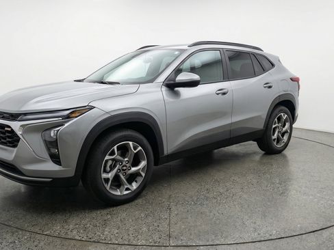 Used 2025 Chevrolet Trax LT w/ LT Convenience Package image 3