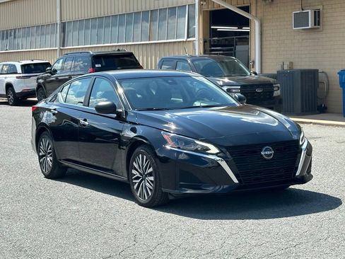 Used 2025 Nissan Altima 2.5 SV FWD image 10