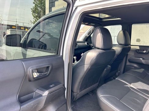 Certified 2019 Toyota Tacoma TRD Off-Road w/ TRD Premium Off Road Package AWD/4WD image 11