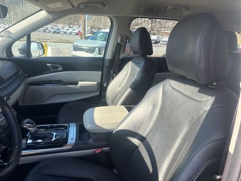 Used 2023 Kia Carnival EX image 11