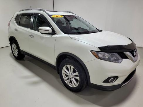 Used 2016 Nissan Rogue SV image 2