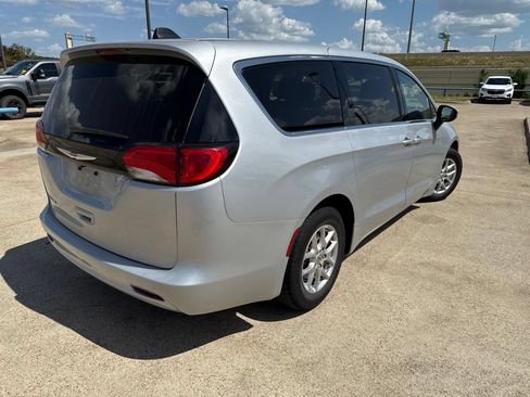 Used 2022 Chrysler Voyager LX FWD image 11