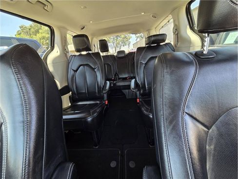 Used 2022 Chrysler Pacifica Touring-L FWD image 15