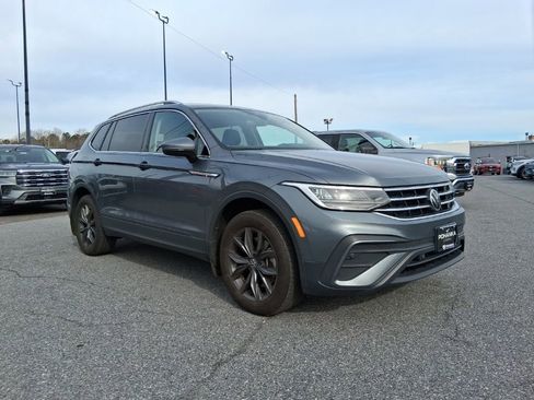 Used 2023 Volkswagen Tiguan SE image 3