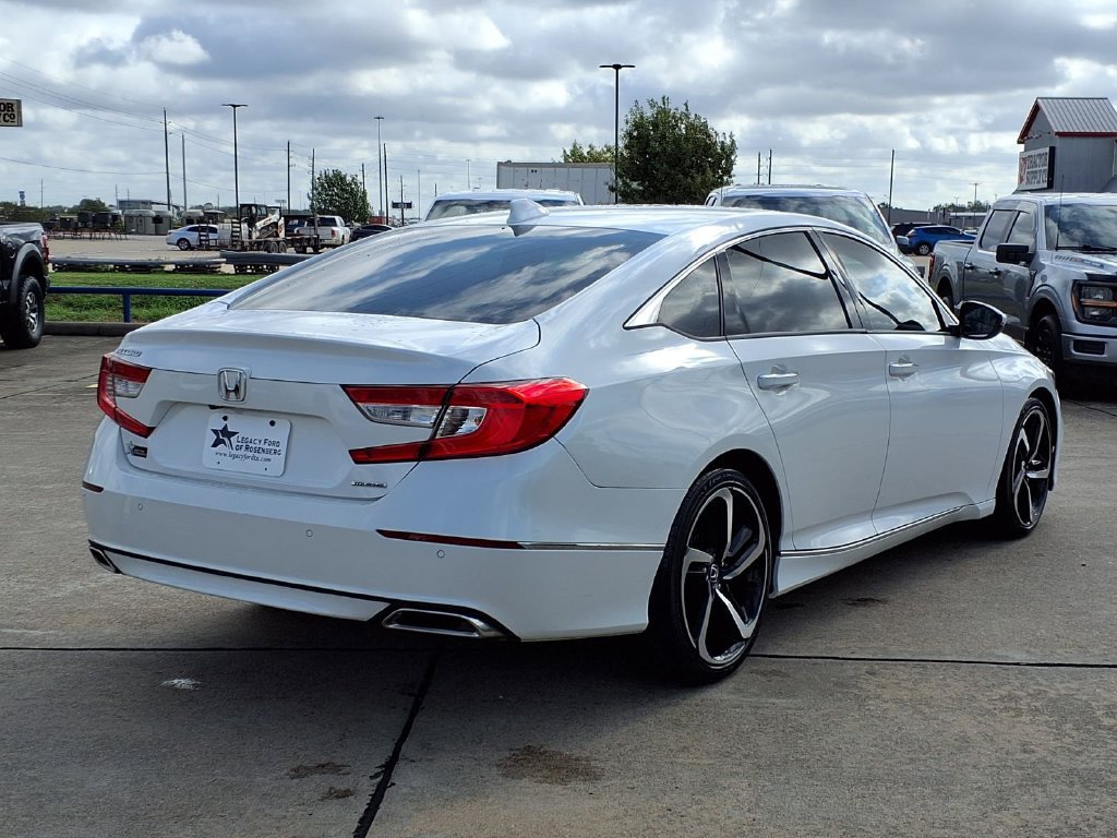 Used 2018 Honda Accord Touring image 2