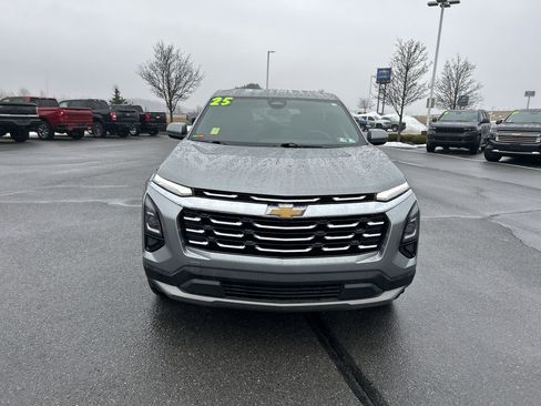 Used 2025 Chevrolet Equinox LT image 2
