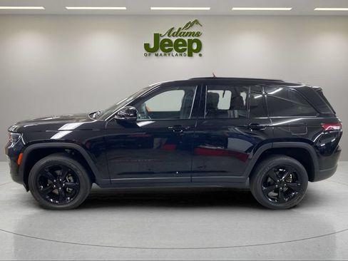 Used 2023 Jeep Grand Cherokee Altitude AWD/4WD image 2