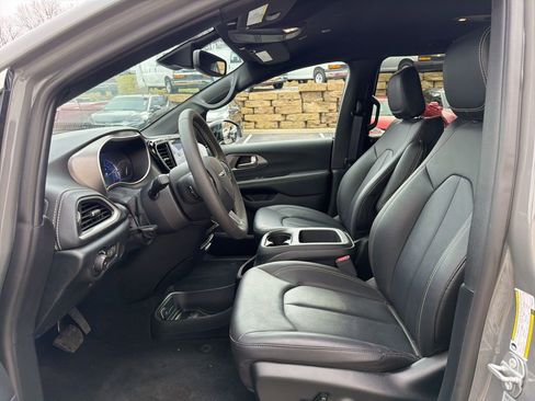 Used 2025 Chrysler Pacifica Select image 5