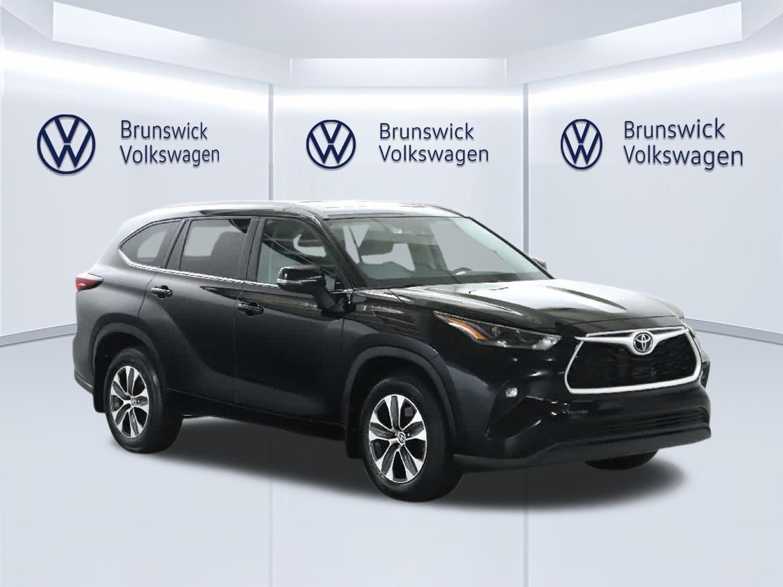 Used 2024 Toyota Highlander XLE AWD/4WD image 9