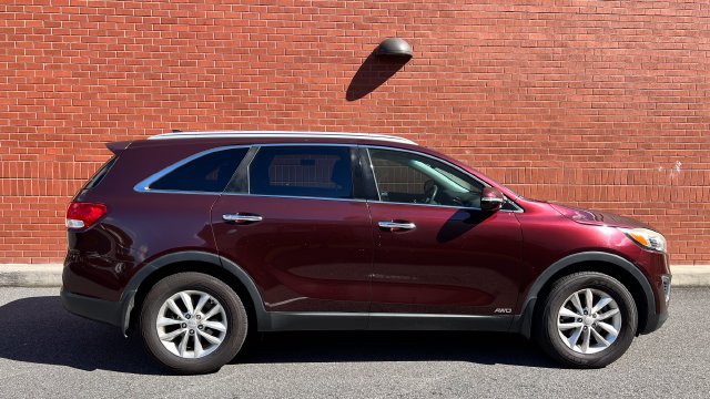 Used 2017 Kia Sorento AWD w/ LX Convenience Package image 2