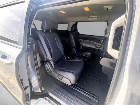 Used 2025 Kia Carnival EX FWD image 29