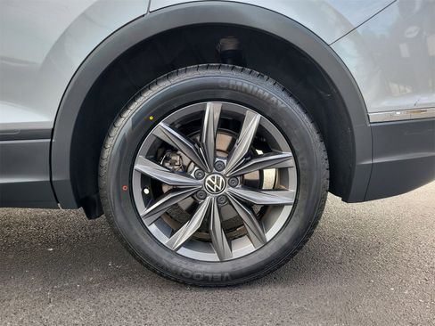 Used 2022 Volkswagen Tiguan SE w/ Panoramic Sunroof Package image 9