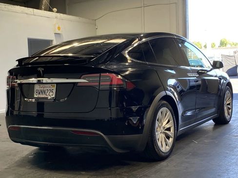 Used 2017 Tesla Model X 75D image 4