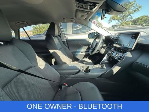 Used 2022 Toyota Venza LE AWD/4WD image 2