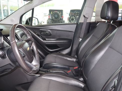 Used 2021 Chevrolet Trax LT w/ Midnight Edition FWD image 15