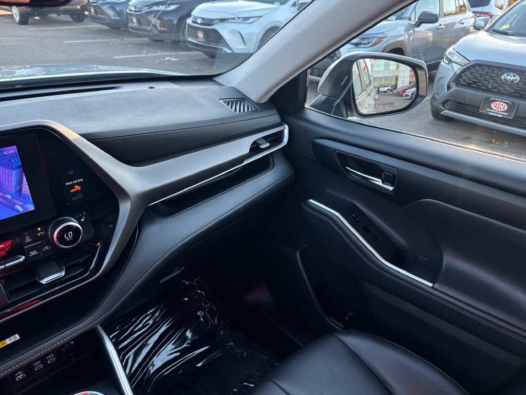 Used 2024 Toyota Highlander XLE AWD/4WD image 29