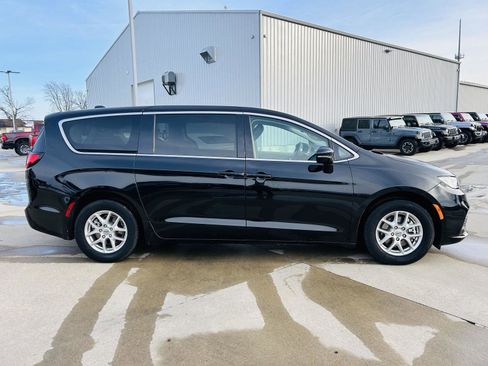 Used 2024 Chrysler Pacifica Touring-L image 31