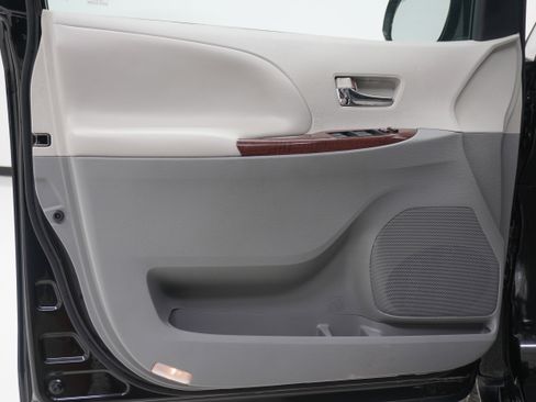 Used 2012 Toyota Sienna XLE w/ Entertainment Pkg FWD image 16