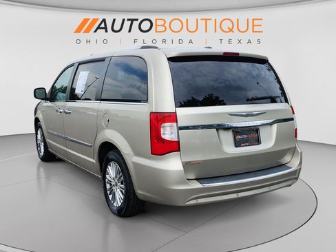 Used 2014 Chrysler Town & Country Touring-L FWD image 3