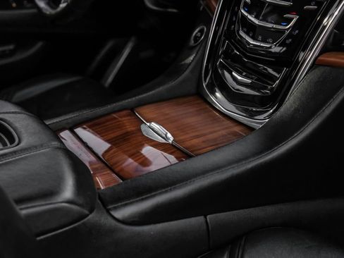 Used 2015 Cadillac Escalade Luxury image 24