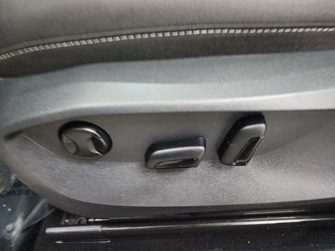 Used 2025 Volkswagen Taos SE image 13