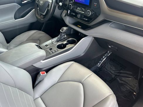 Certified 2024 Toyota Highlander XLE FWD image 21