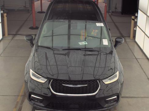 Used 2024 Chrysler Pacifica Limited FWD image 3