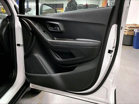 Used 2018 Chevrolet Trax LT w/ LT Convenience Package image 12