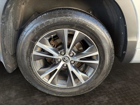 Used 2018 Toyota Highlander LE AWD/4WD image 39