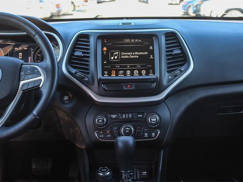 Used 2018 Jeep Cherokee Latitude Plus w/ Cold Weather Group image 13