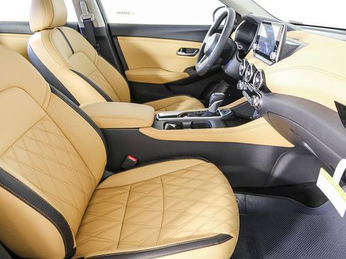 Used 2025 Nissan Sentra SV w/ SV Premium Package image 17