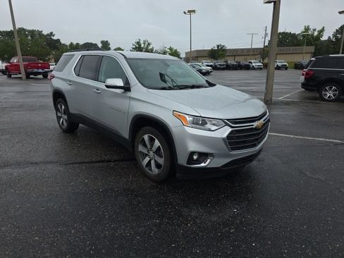 Used 2021 Chevrolet Traverse LT w/ LT Premium Package FWD image 1