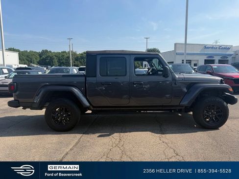 Used 2023 Jeep Gladiator Sport AWD/4WD image 9
