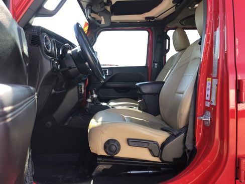 Used 2018 Jeep Wrangler Unlimited Sahara image 12