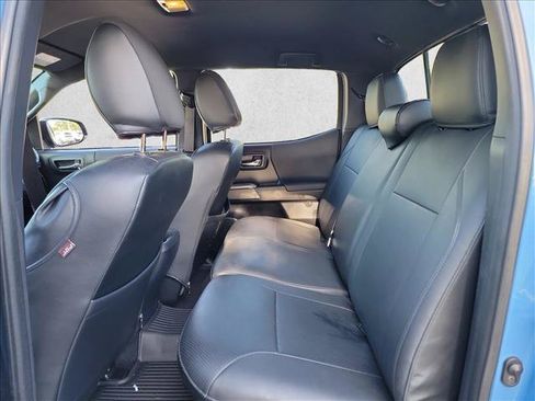 Used 2019 Toyota Tacoma TRD Off-Road AWD/4WD image 14