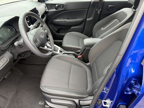 Certified 2024 Hyundai Venue Limited FWD image 9