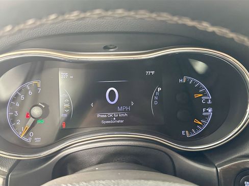 Used 2017 Jeep Grand Cherokee Limited w/ Luxury Group II image 11