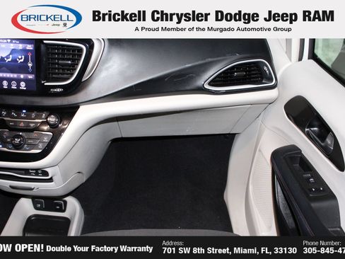 Used 2020 Chrysler Pacifica Touring w/ Advanced Safetytec Group FWD image 18