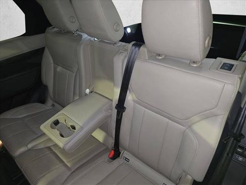 Used 2018 Land Rover Discovery HSE AWD/4WD image 15