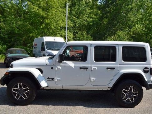Used 2025 Jeep Wrangler Unlimited Sahara AWD/4WD image 5