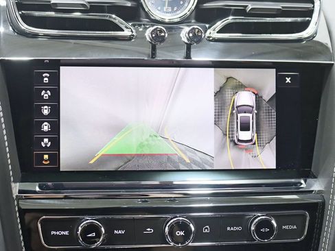 Used 2021 Bentley Bentayga AWD/4WD image 25
