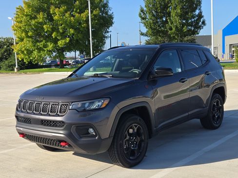 Used 2024 Jeep Compass Trailhawk AWD/4WD image 9