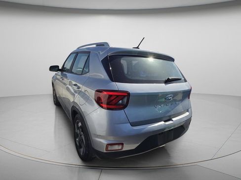 Used 2023 Hyundai Venue SEL FWD image 6