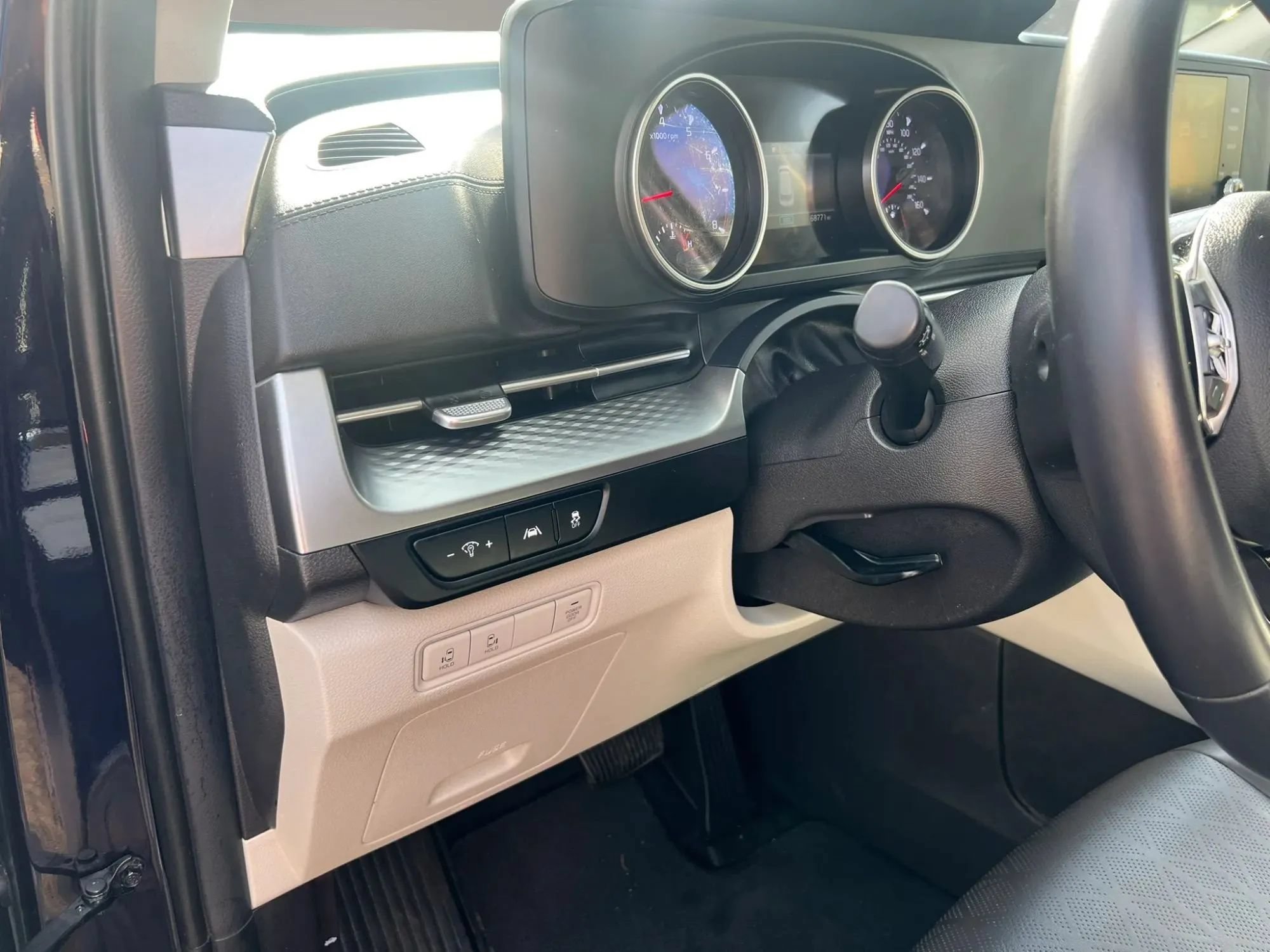 Used 2023 Kia Carnival LX FWD image 14