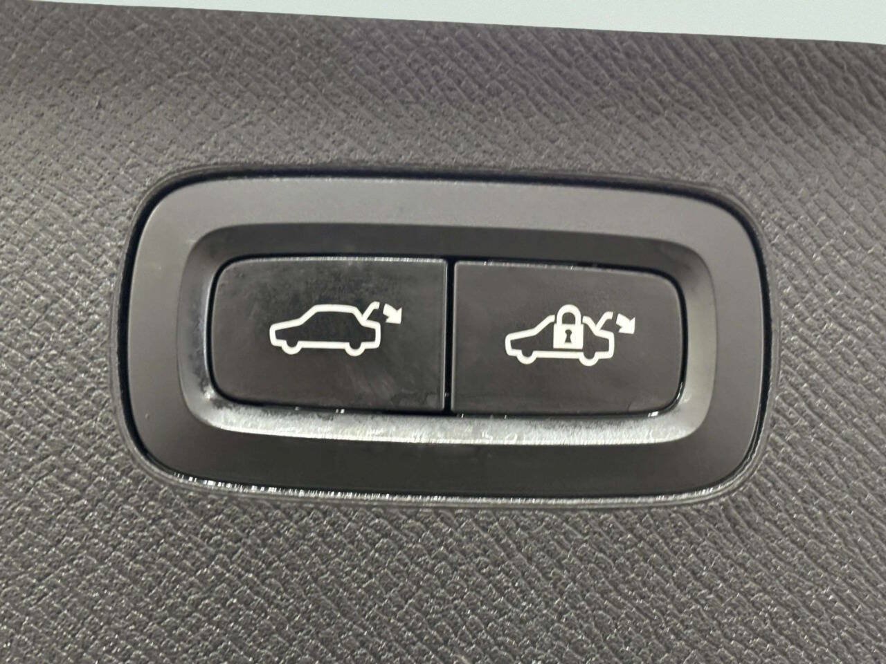 Used 2018 Volvo XC90 T6 R-Design w/ Convenience Package AWD/4WD image 16