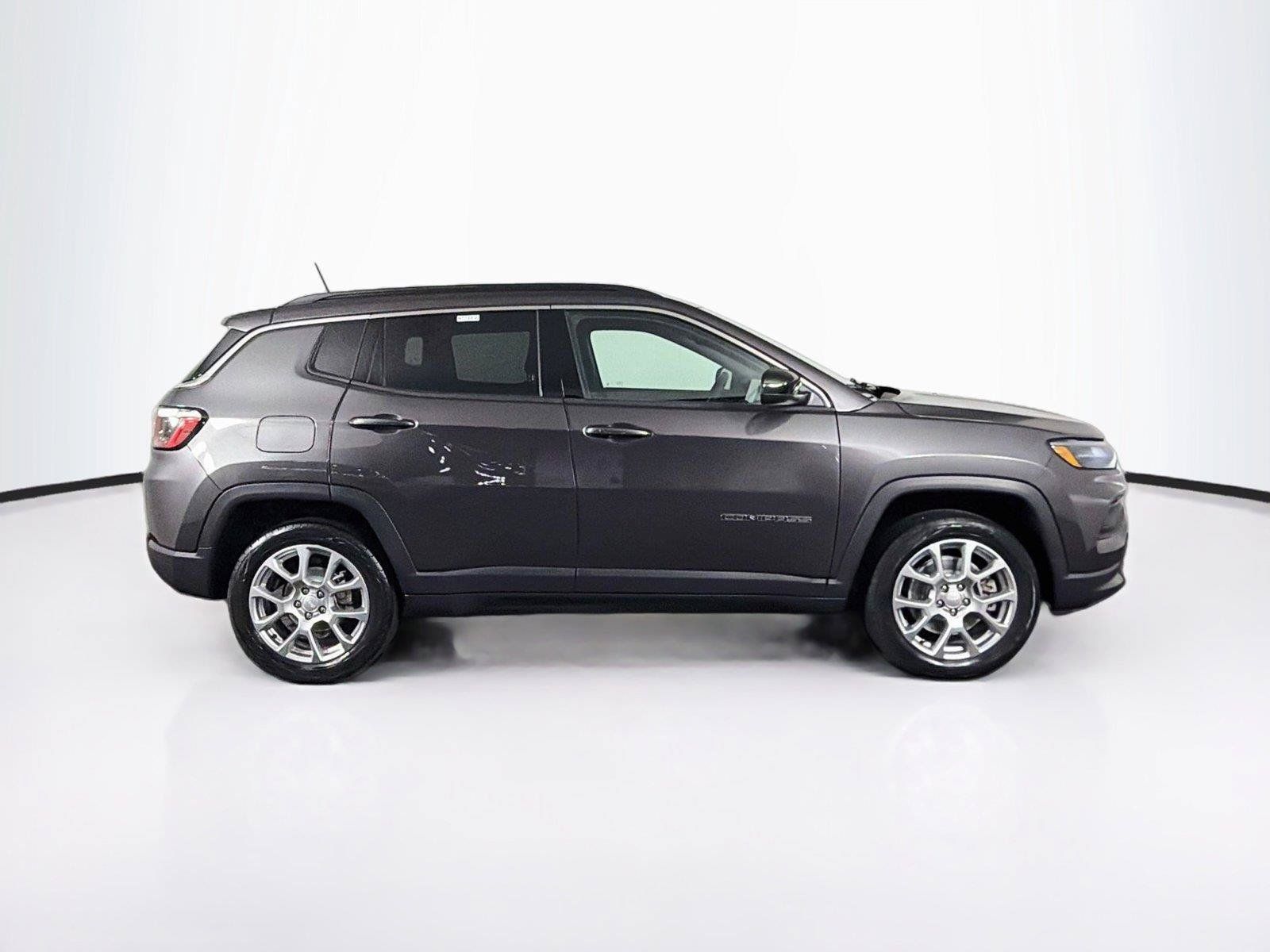 Used 2023 Jeep Compass Latitude w/ Sun and Sound Group AWD/4WD image 12