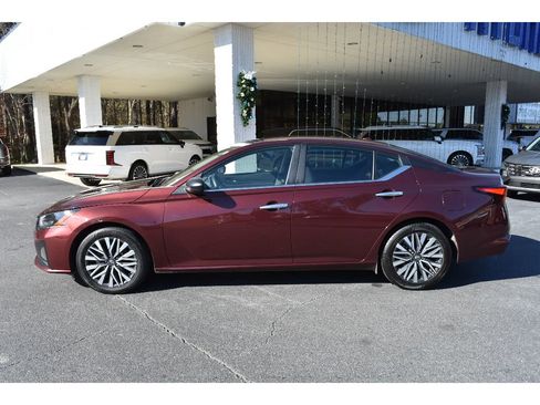 Used 2024 Nissan Altima 2.5 SV image 2
