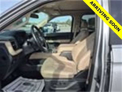 Used 2023 Ford Expedition Limited image 3