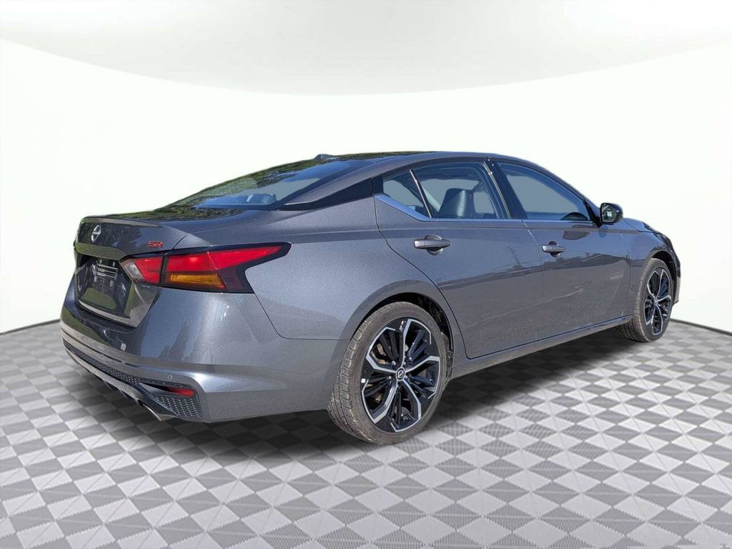 Used 2025 Nissan Altima 2.5 SR FWD image 3